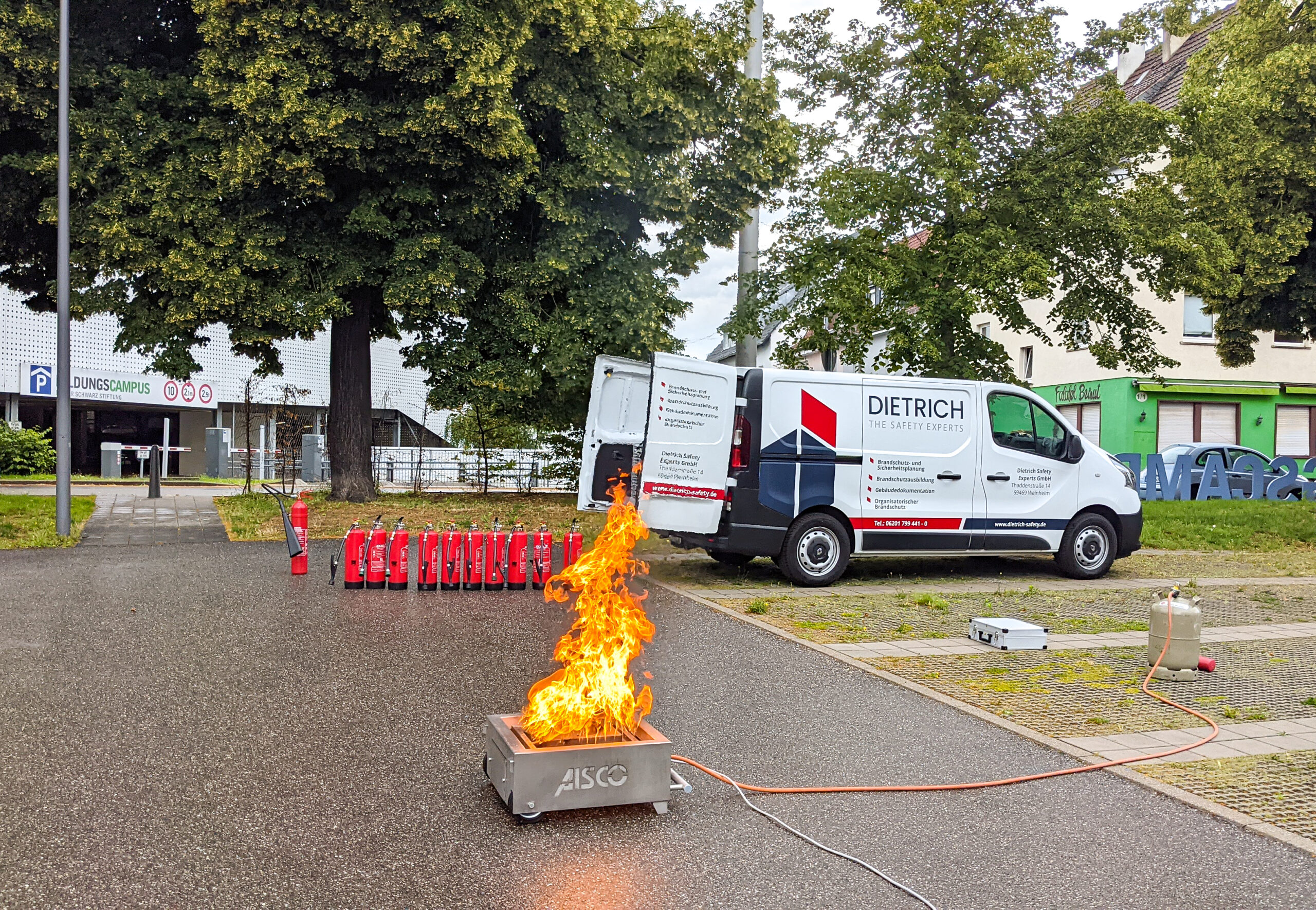 Praktische Übung der Brandschutzhelfer-Untweisung.