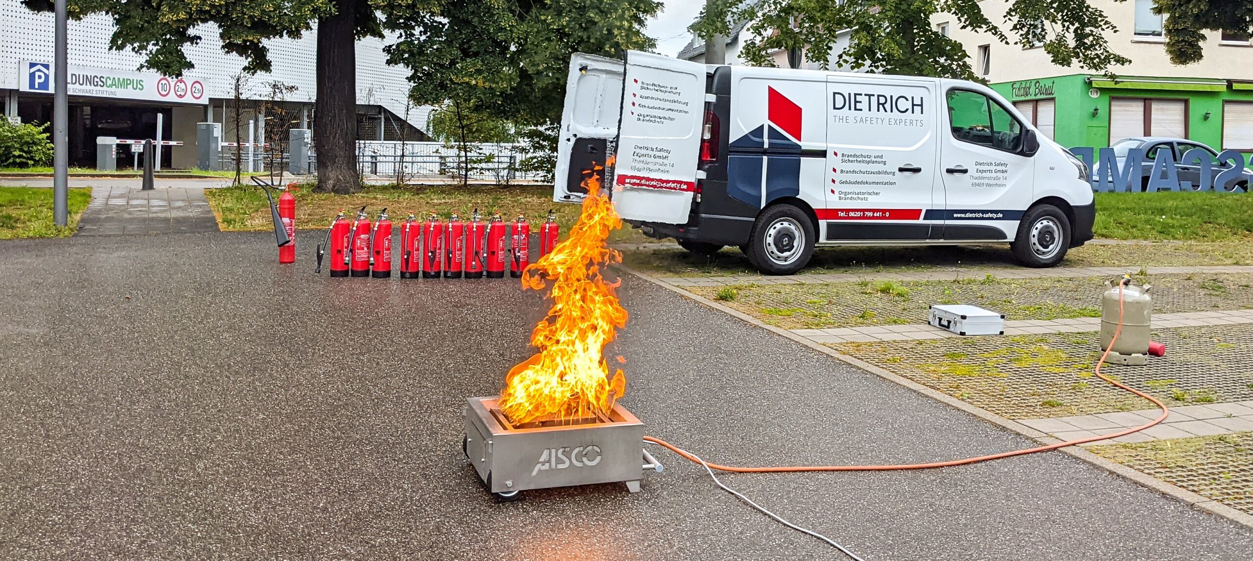 Praktische Übung der Brandschutzhelfer-Untweisung.