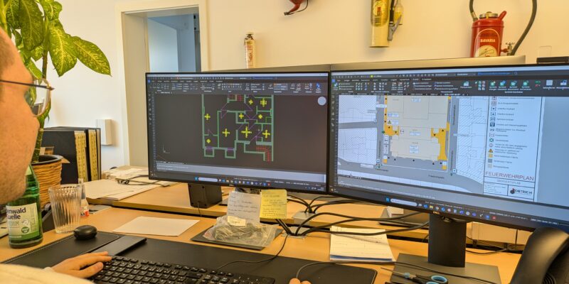 Mitarbeiter bei Erstellung von Feuerwehrplänen