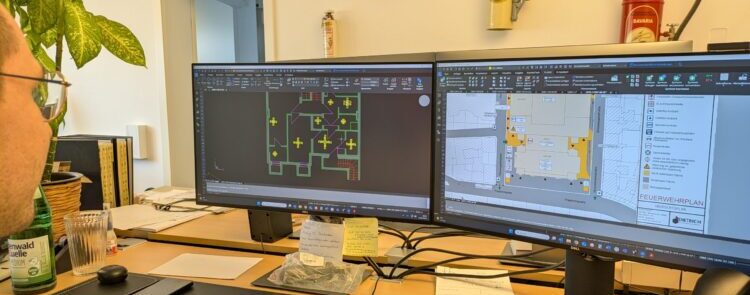 Mitarbeiter bei Erstellung von Feuerwehrplänen